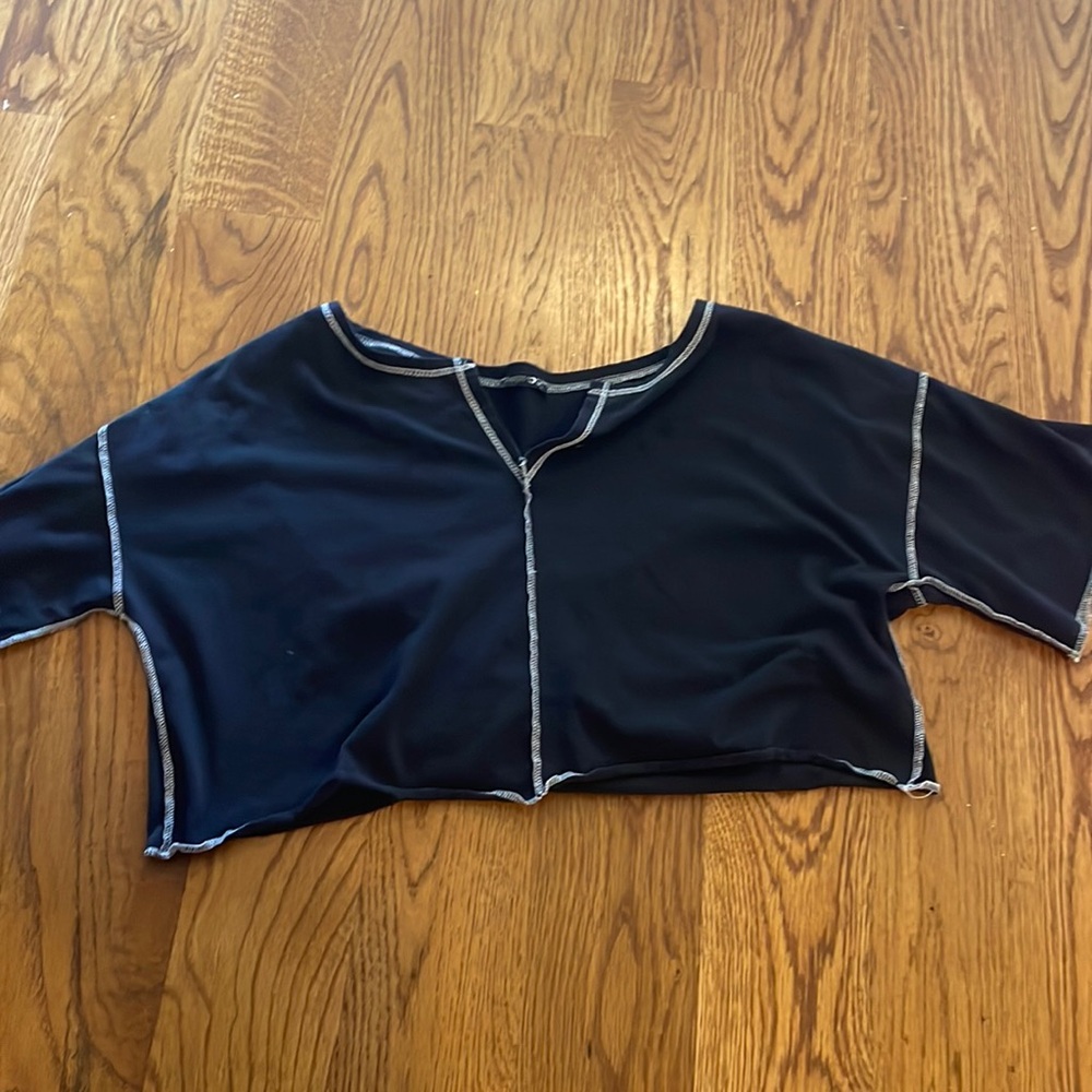 Cropped black shirt